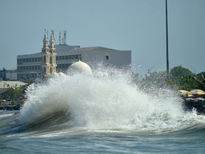FOTO: Gelombang Tinggi Pantai Padang