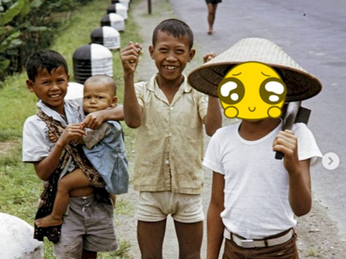 Viral Potret Jadul Bocah di Jawa Tahun 1960-an, Yang Bawa Pacul Bikin Netizen Salfok