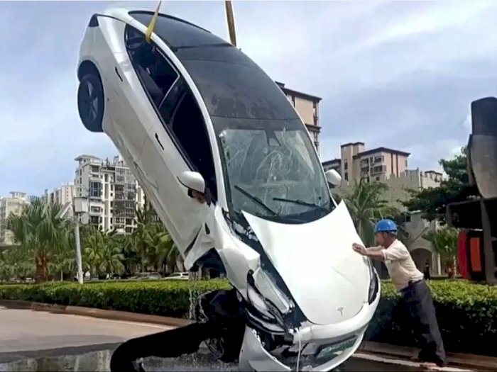 Diduga Karena Autopilot, Mobil Tesla Tabrak Pembatas Jalan Hingga Tercebur ke Sungai!