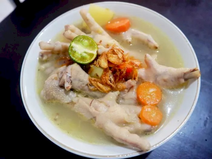 Hangatkan Badan Dengan Makan Sup Ceker Ayam Yang Dibuat Sendiri di Rumah