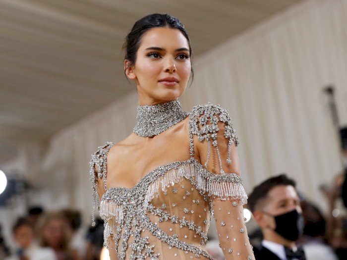 Cantik! Kendall Jenner Tampil dengan Gaun Transparan di Met Gala 2021