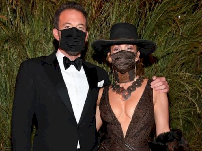 Jennifer Lopez Pamerkan Kemesraan saat Hadiri Gala Met 2021, Ciuman Pake Masker!