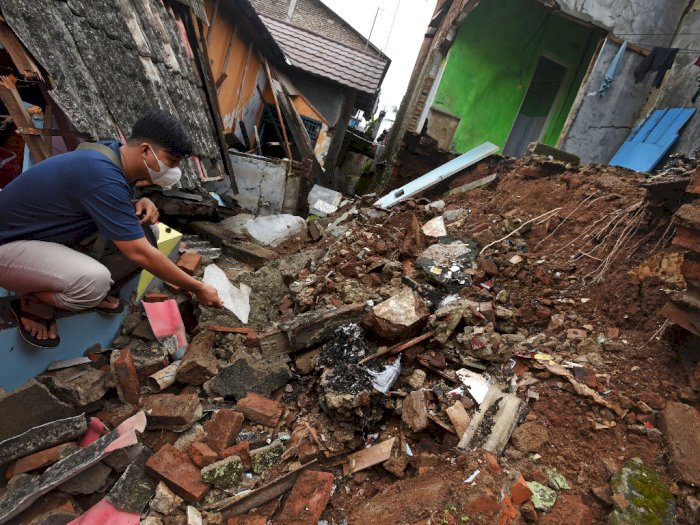FOTO: Angin Kencang dan Hujan Lebat Robohkan Rumah di Banten
