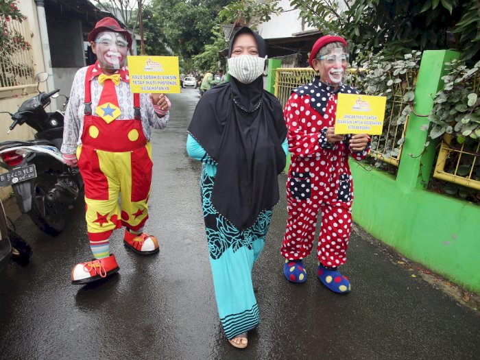FOTO: Aksi Badut Mengajak Warga Untuk Vaksinasi COVID-19