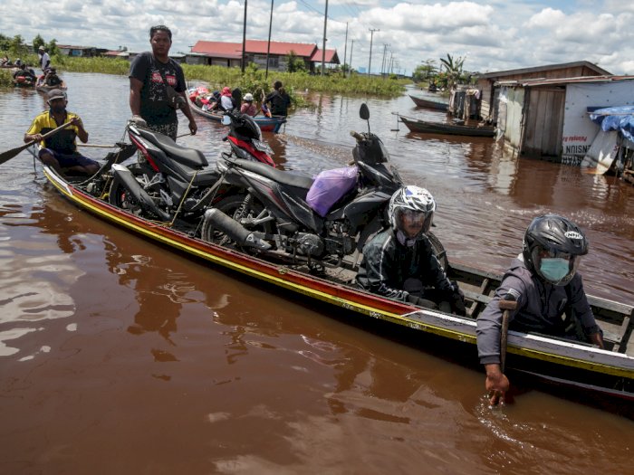 FOTO: Banjir Luapan Sungai Kahayan di Jalur Nasional Kalimantan