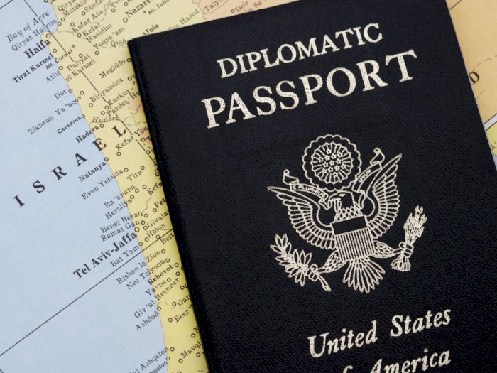 Mengenal Keistimewaan Paspor Diplomatik yang Diterima BTS