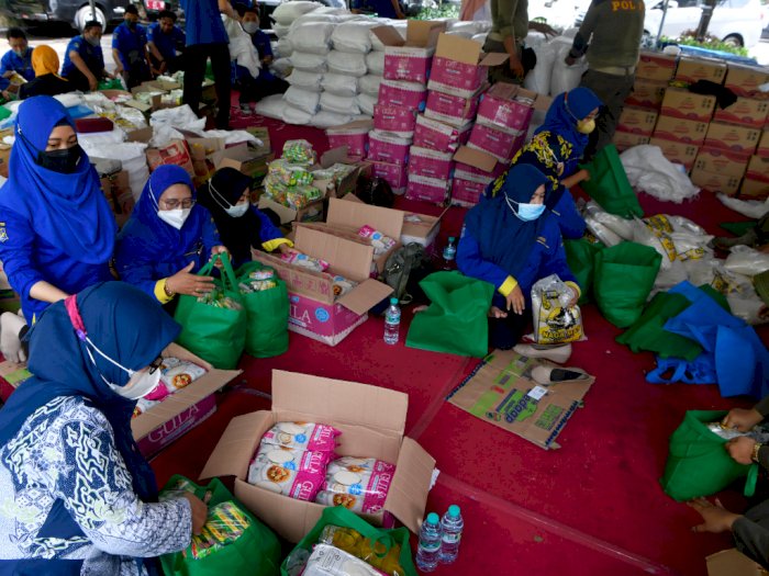 FOTO: Penyaluran Bantuan Paket Sembako di Surabaya