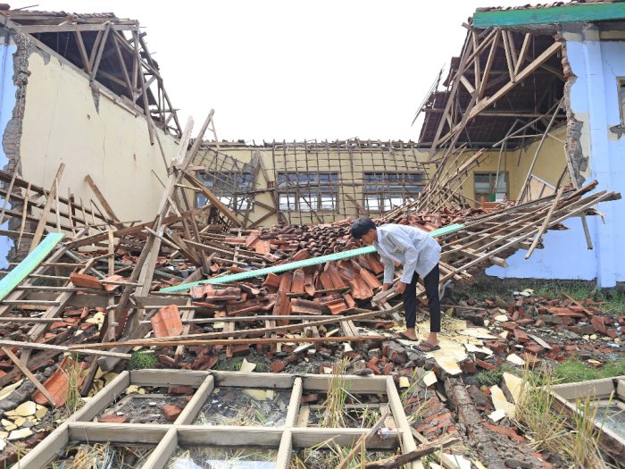 FOTO: Bangunan Sekolah Ambruk di Indramayu