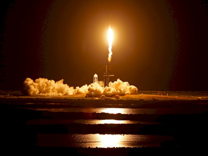 FOTO: Peluncuran Roket SpaceX Falcon 9 di Kennedy Space Center