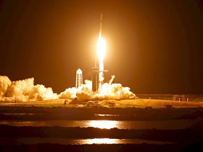 SpaceX Berhasil Bawa 4 Warga Sipil ke Luar Angkasa Pakai Roket Buatannya!