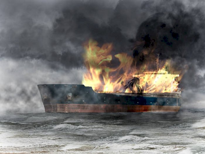 Diduga Dilempar Bom Molotov, Kapal Barang di Asahan Ludes Terbakar