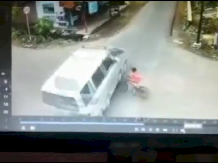 Detik-detik Bocah Nyaris Terlindas Ambulans saat Bersepeda di Wonogriyo Lumajang
