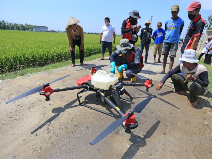 FOTO: Uji Coba Drone Untuk Pertanian di Indramayu