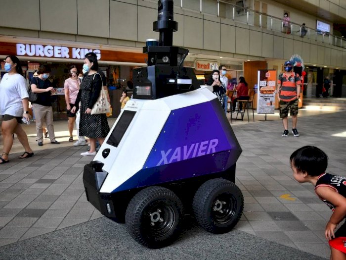 Di Singapura, Ada Robot Mobil yang Bisa Peringati Orang-Orang Saat Langgar Aturan