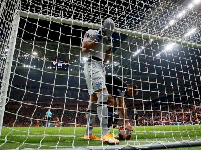 Momen Blunder Kiper Lazio Menangkan Galatasaray di UEL, Buang Bola ke Gawang Sendiri