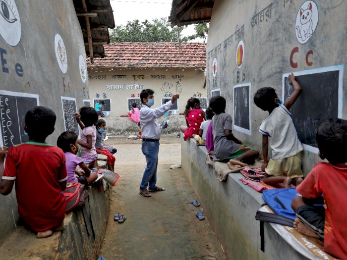 Sekolah Ditutup karena Pandemi, Guru di India Ini Mengajar Murid di Jalanan