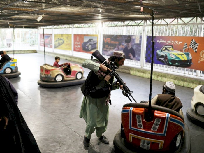 Sambil Tenteng Senjata, Milisi Taliban Asyik Bermain Bom-bom Car Bersama Anak-anak
