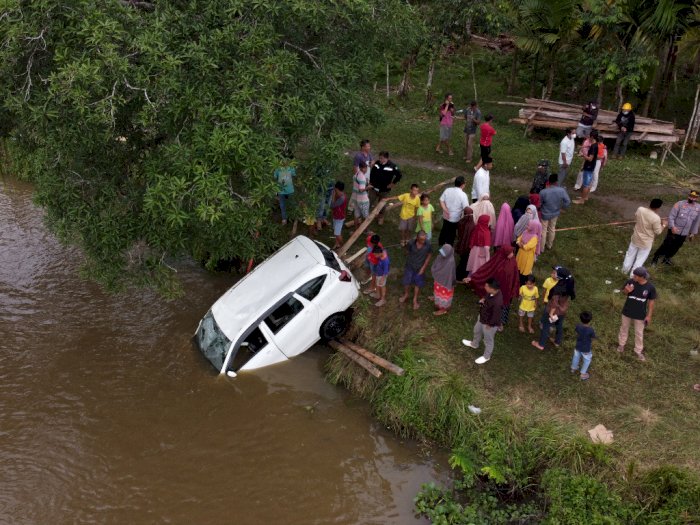 FOTO: Mobil Terjungkal Dari Atas Rakit di Sungai Konaweha