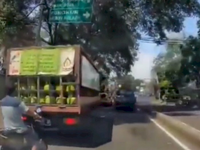 Viral Pengendara Curi Gas Elpiji Langsung dari Truk, Netizen Salahkan Mobil di Belakangnya