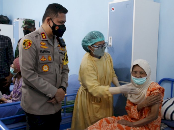 Vaksinasi Sasar Lansia, Polresta Malang Kota Pakai Cara Door To Door
