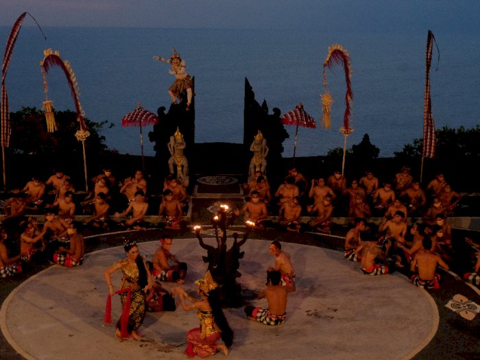 FOTO: Atraksi Wisata Tari Kecak Uluwatu Bali
