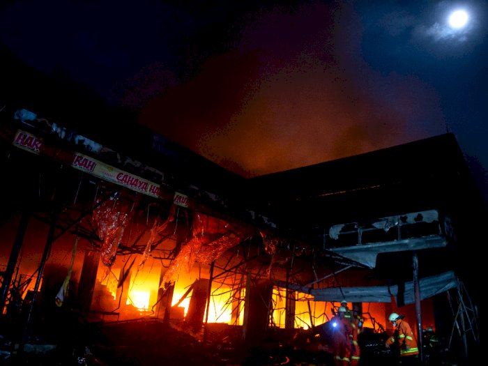 Kebakaran Swalayan Cahaya, Damkar Pastikan Kobaran Api Tak Merambat ke Permukiman