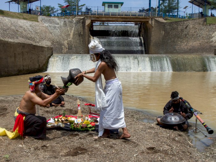 FOTO: Tradisi Ruwatan Sungai Cilamaya di Karawang
