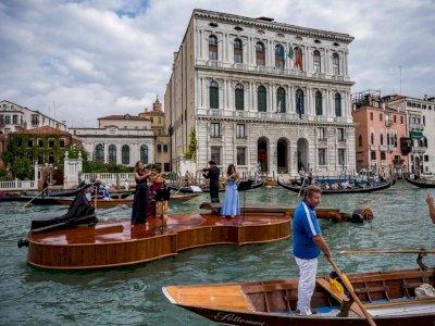 Venesia Mengadakan Pertunjukan Musik Mengapung di Kanal, Menggunakan Biola Raksasa!