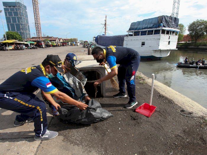 FOTO: Aksi Bersih-bersih Sampah di Pelabuhan Kalimas