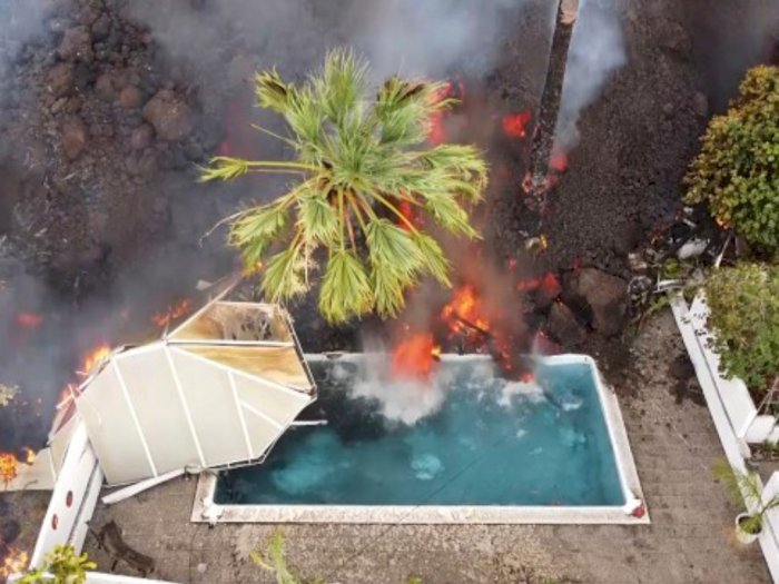 Detik-detik Kolam Renang Dihantam Lava Gunung Berapi La Palma