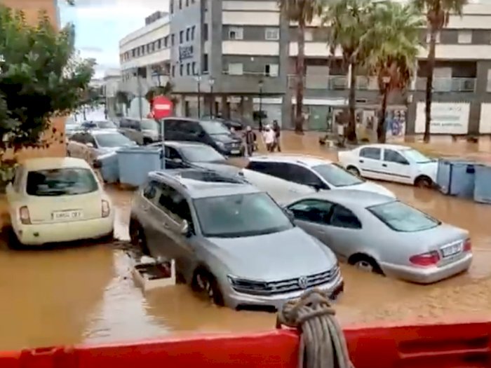 Banjir di Spanyol Rendam Pusat Perbelanjaan dan Puluhan Mobil