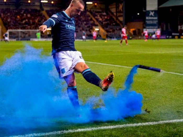 Tendang Flare ke Tribun Penonton, Pemain Liga Skotlandia Ini Akhirnya Minta Maaf