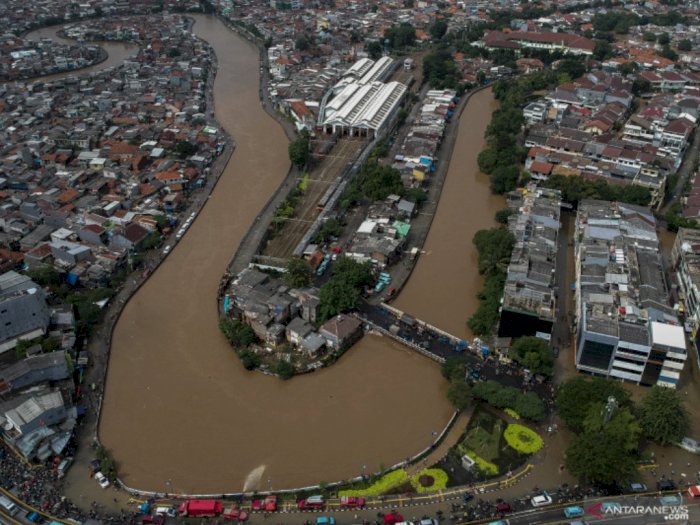 Atasi Banjir, Pemprov DKI Anggarkan Rp1 Triliun untuk Normalisasi Sungai & Waduk