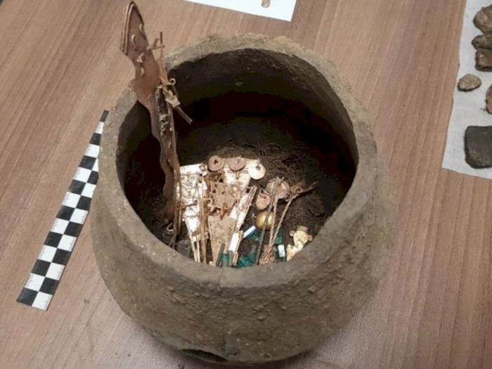 Arkeolog Berhasil Menemukan Guci Keramik Berisi Zamrud Hingga Emas di Bogota, Kolombia!