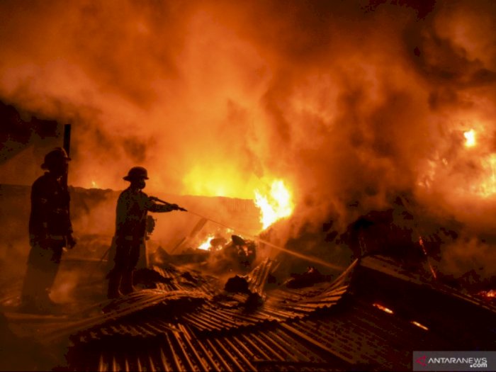 Pabrik Kursi di Jalan Setia Budi Ludes Terbakar, Warga Sempat Dengar Ledakan