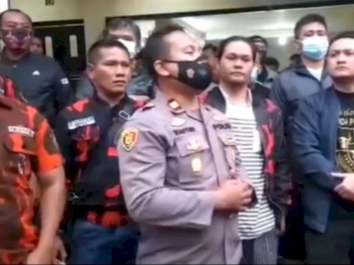 Kapolsek Sukalarang Dikelilingi Anggota Ormas Tak Pakai Masker Usai Bentrok di Cianjur