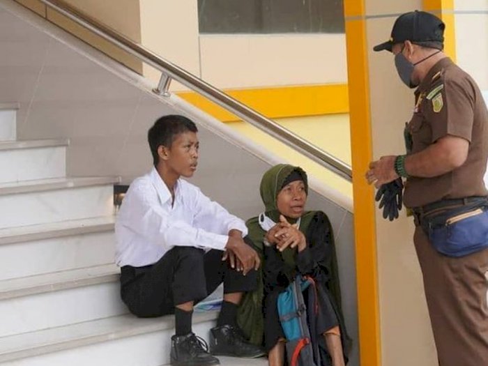 Mengharukan, Ibu Ini Setia Temani Anaknya saat Tes CPNS di Kejaksaan Tinggi Aceh