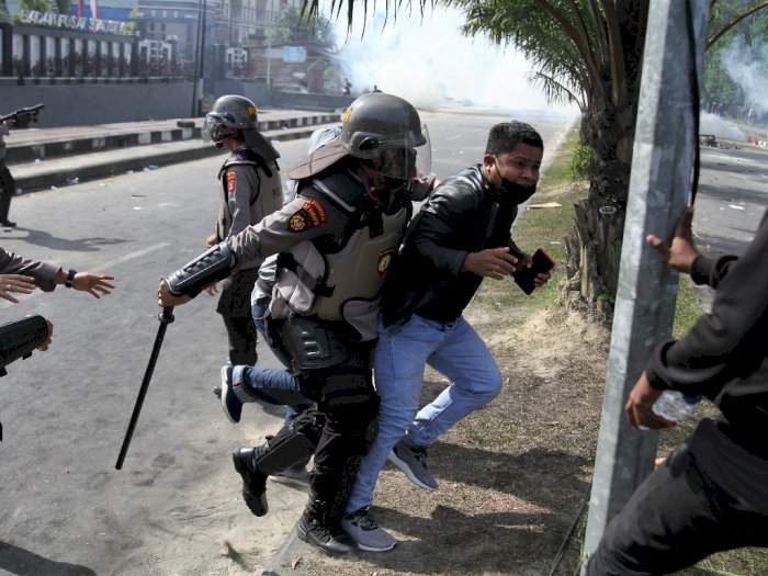 FOTO: Bentrokan Mahasiswa Dengan Kepolisian di Kendari