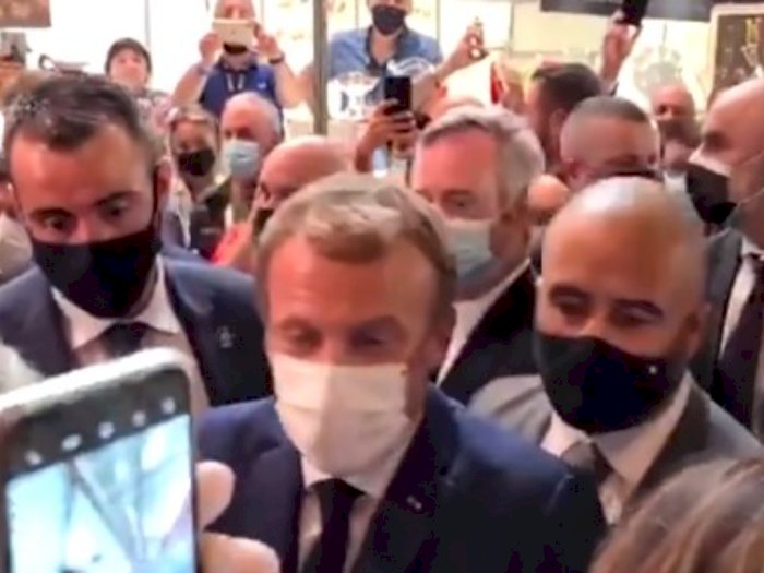 Detik-detik Presiden Prancis Macron Dilempar Telur di Tengah Kerumunan