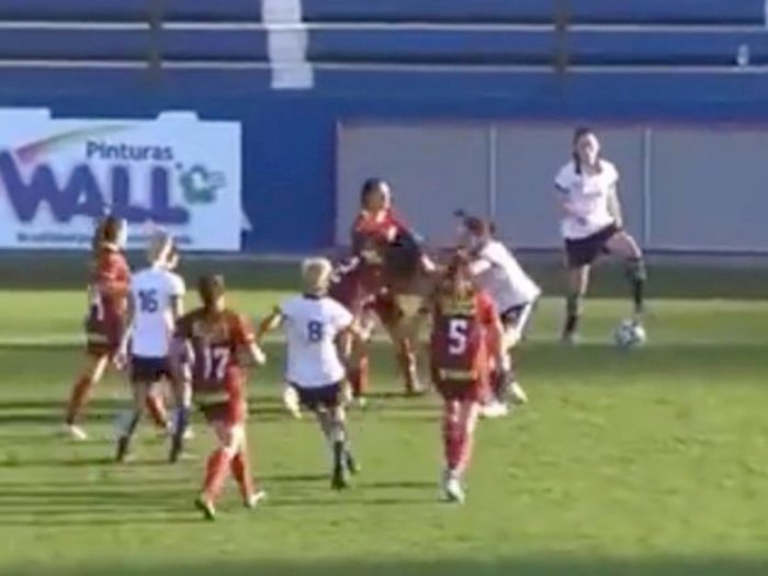 Detik-detik Pemain Liga Wanita Argentina Adu Jotos di Lapangan Gegara Pelanggaran, Kacau!