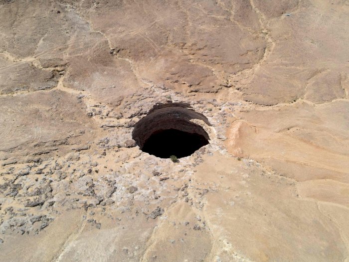 Peneliti Berhasil Menelusuri Dasar dari 'Sumur Neraka'  di Yaman, Menemukan Banyak Ular!