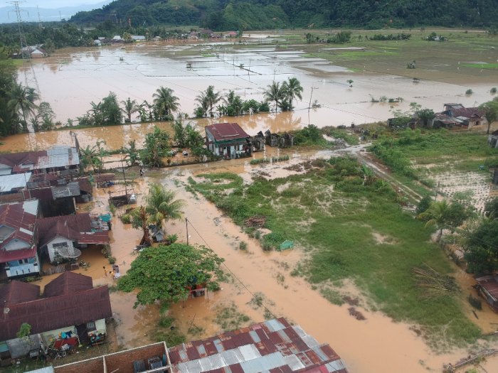 FOTO: Banjir Rendam Permukiman di Padang Pariaman
