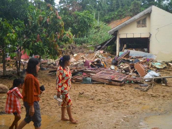 FOTO: Longsor Timbun Rumah di Padang Pariaman