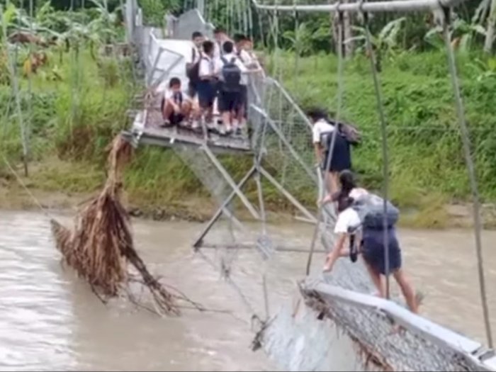 Miris! Demi Sekolah, Pelajar Nias Utara Harus Bergelantungan di Jembatan Nyaris Putus