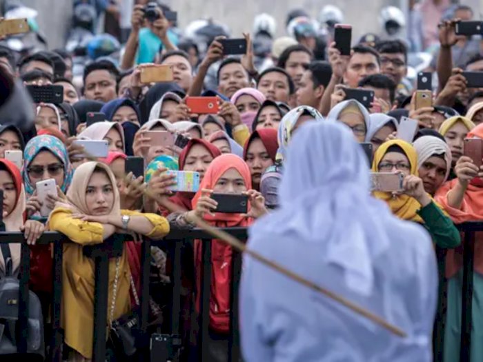 Ratusan Orang Rekam Gadis Aceh saat Dihukum Cambuk karena Zina, Diduga untuk Konten Medsos