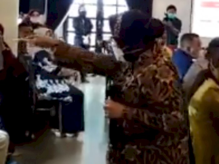 Datang sebagai Tamu, Risma Marah-Marah ke Pegawai Rendahan di Gorontalo: Tak Tembak Kamu!