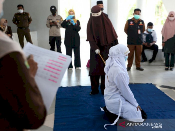Dihukum Cambuk 100 Kali karena Berzina, Cewek 19 Tahun di Aceh Pingsan