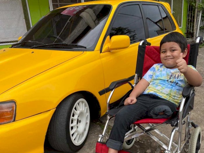 Gofar Hilman Bantu Teman Jual Mobil, Potret Anak Kecil dengan Satu Kaki Ini Bikin Terharu