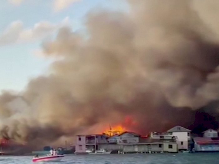 FOTO: Kebakaran Besar di Pulau Resor Karibia Honduras