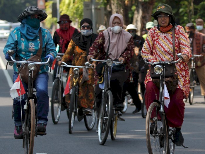 FOTO: Bersepeda Dengan Berpakaian Batik